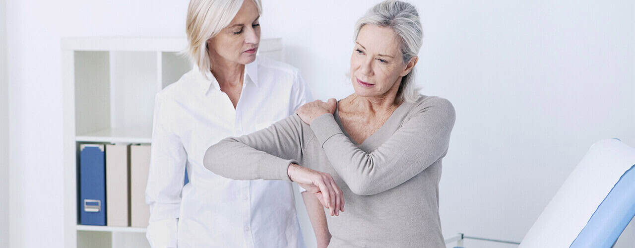 Physical therapy for shoulder pain, rotator cuff injuries, and frozen shoulder at Synergy Therapeutic Group in Carbondale, IL.
